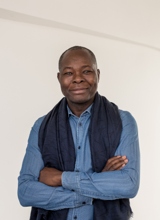 Prof. Francis Kere; Professur 'Architectural Design and Participation', Fakultaet fuer Architektur an der Technischen Universitaet Muenchen (TUM); fotografiert am Lehrstuhal am 18.02.2019; Foto: © Astrid Eckert / TU Muenchen;
Verwendung frei fuer die Berichterstattung ueber die TU Muenchen unter Nennung des Copyrights